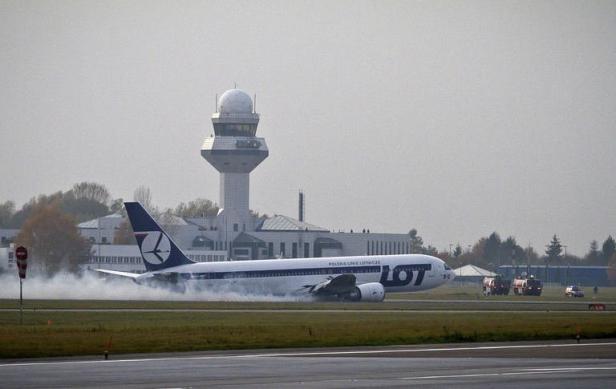 Atterrissage sur le ventre d'un Boeing 767 de LOT en Pologne