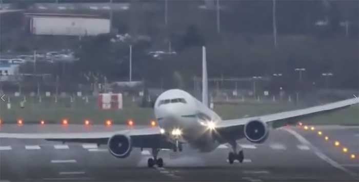 Atterrissage impressionnant d'un Boeing 767 sous de forts vents