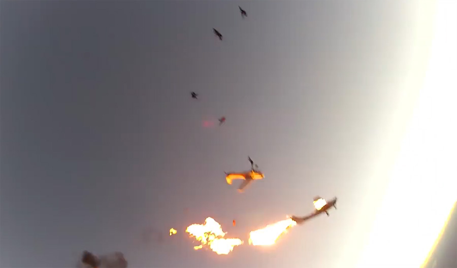 Les parachutistes s'apprêtent à sauter quand un autre avion vient les percuter