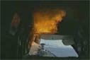 Les flammes se propagent dans la soute du CH-46 après une explosion moteur