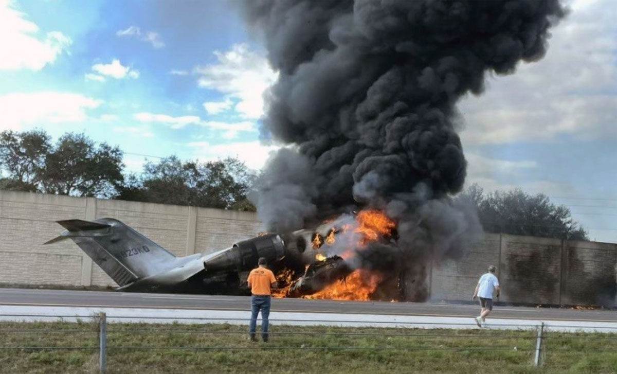 Le Jet d'affaire perd ses deux moteurs et s'écrase sur une autoroute