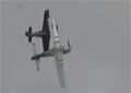 Un P-51 Mustang percute un Douglas AD-4NA Skyraider en plein vol