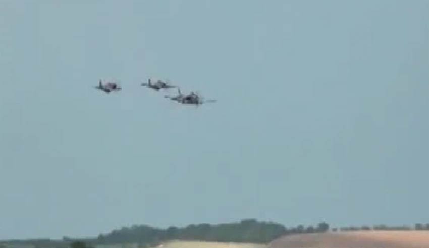 Un P-51 Mustang percute un Douglas AD-4NA Skyraider en plein vol