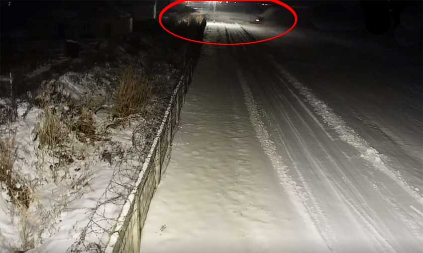 L'accumulation de givre sur les ailes empêche le Fokker 100 de décoller