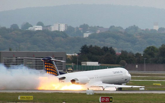 Atterrissage sur le ventre d'un Fokker 100