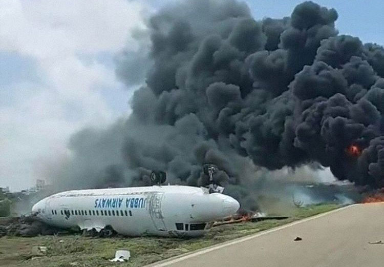 Le Fokker 50 perd une aile à l'atterrissage et se retourne sur le dos