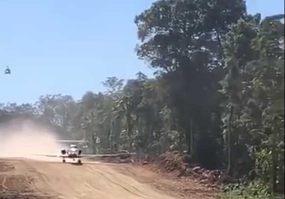 Décollage hasardeux d'un Hawker sur une piste improvisée dans la jungle