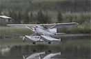 Atterrissage d'un hydravion sur l'eau... train sorti. Le résultat est impressionnant