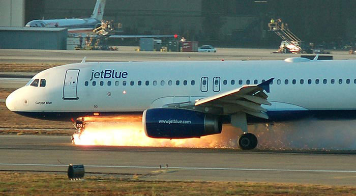 Atterrissage étincelant d'un Airbus A320 de JetBlue