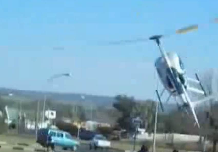 Disastrous landing : the Robinson R44 Astro helicopter crashed on a car