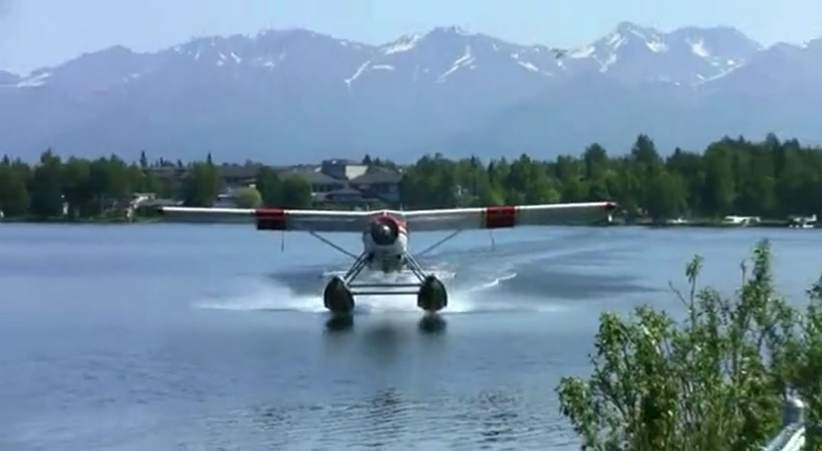 The sea plane did not gain enough altitude: the photographer was very fortunate