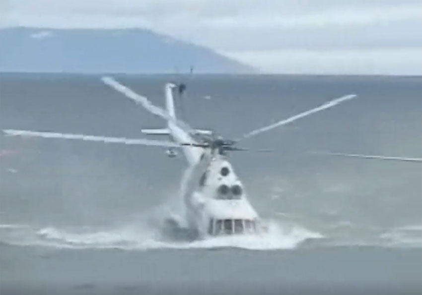 Le rotor touche l'eau, l'hélicoptère MI-14 se disloque