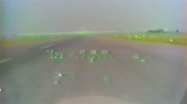 Le pilote de ce Mirage 2000 français oublie de sortir le train d'atterrissage