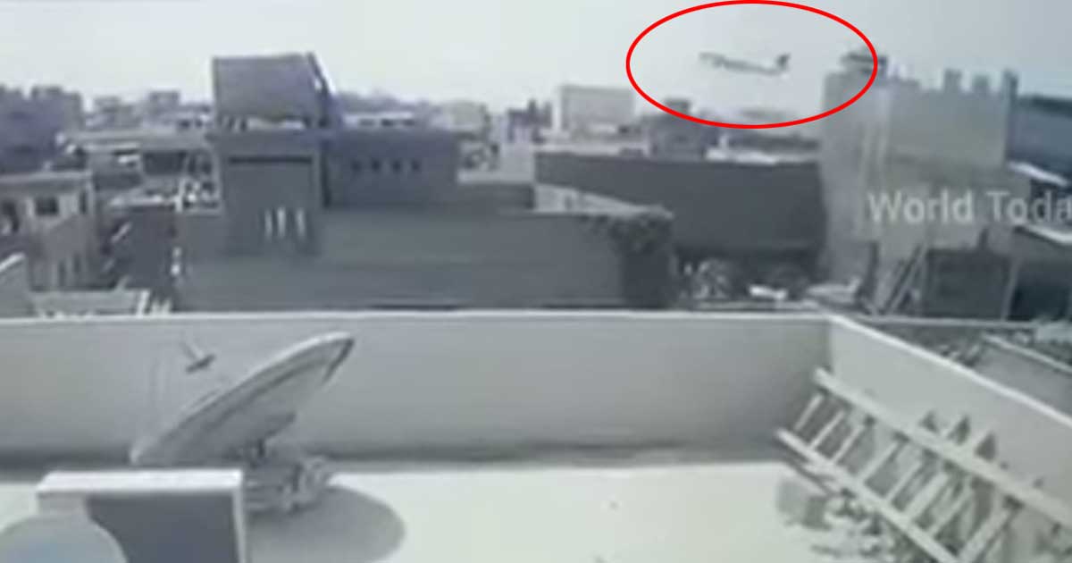 A320 crash in a residential area in Pakistan : last seconds caught on camera