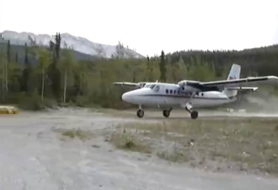 Too heavy, the DHC-6 Twin Otter lacks of performance after takeoff and crashes