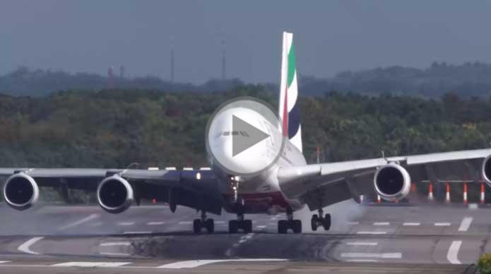 Atterrissage spectaculaire d'un A380 en pleine tempête