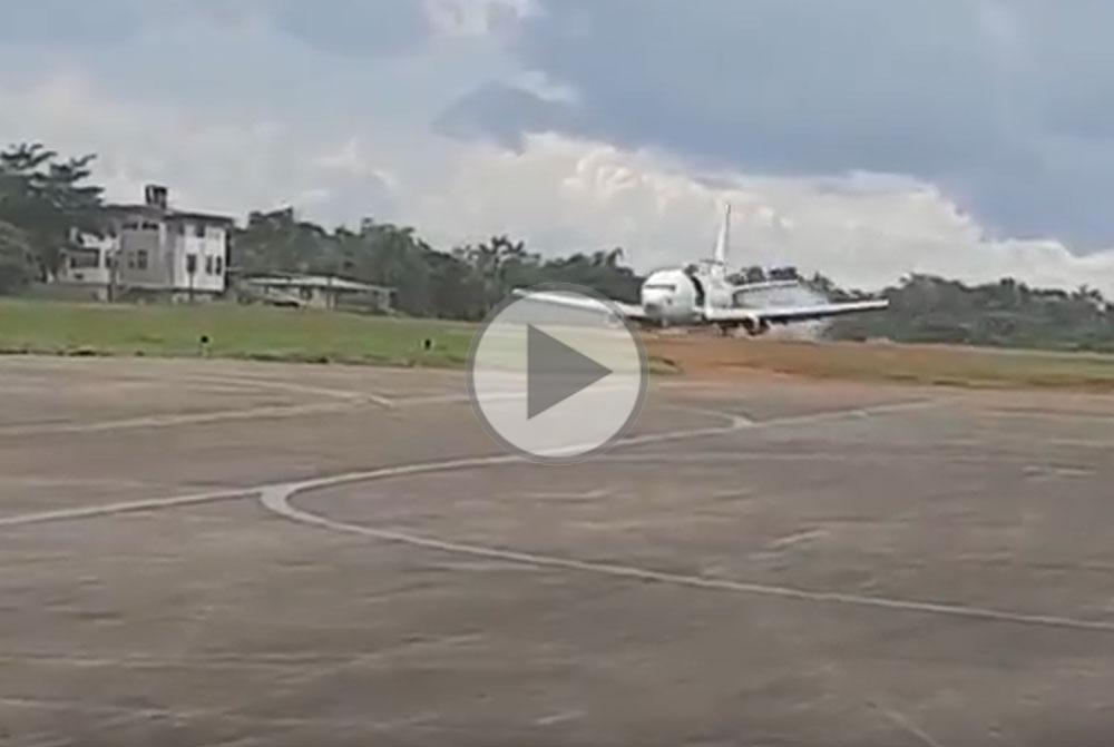 La porte cargo de ce Boeing 737 s'ouvre en plein vol