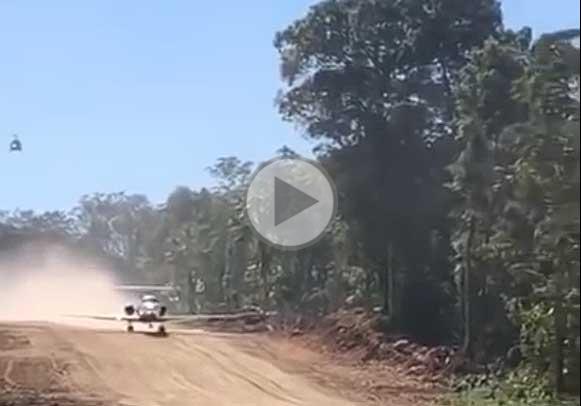 Décollage hasardeux d'un Hawker sur une piste improvisée dans la jungle