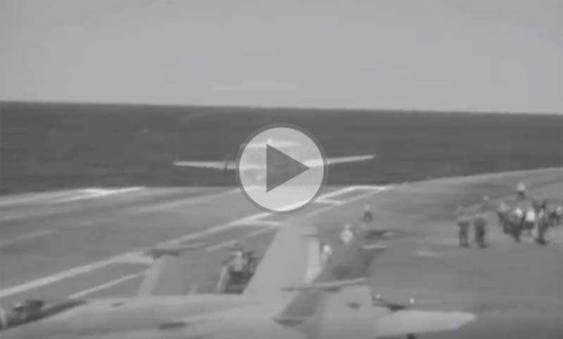 The arresting cable snaps during the Hawkeye's landing: the plane plunged off the edge