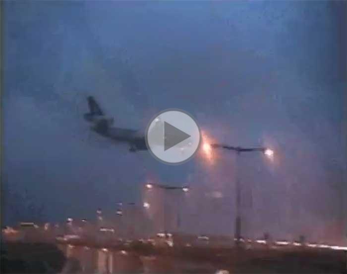 MD-11 de China Airlines s'écrase à l'atterrissage dans un typhon à Hong Kong