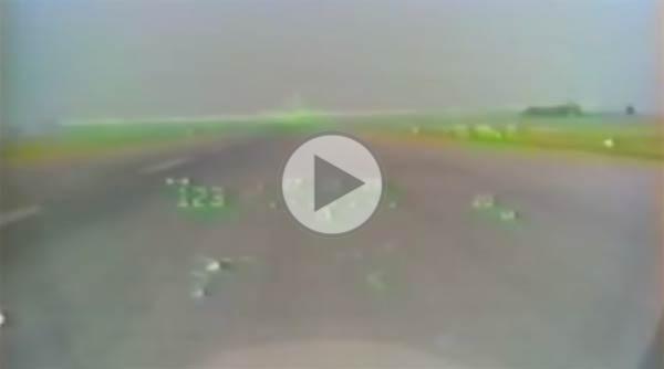 Le pilote de ce Mirage 2000 français oublie de sortir le train d'atterrissage