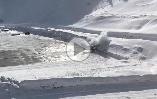 PA-46 skids on landing at Courchevel and hits a mound of snow