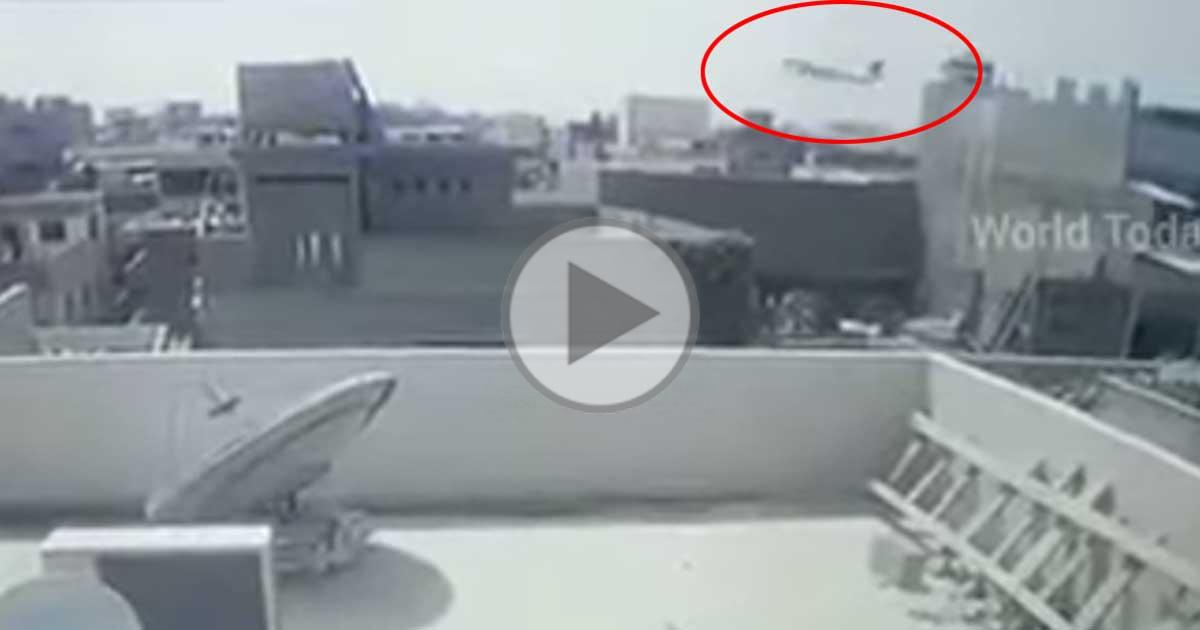A320 crash in a residential area in Pakistan : last seconds caught on camera