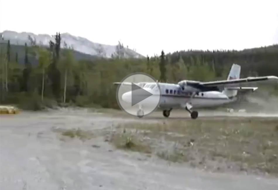 Too heavy, the DHC-6 Twin Otter lacks of performance after takeoff and crashes