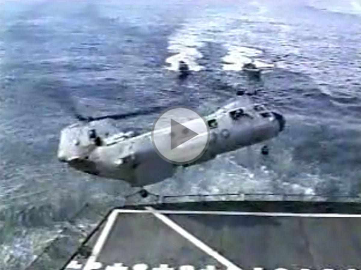 Effroyable atterrissage d'un l'hélicoptère CH-46 de la US Navy sur un navire américain