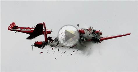 Deux avions sont entrés en collision en plein vol et se sont écrasés au meeting aérien de Radom, Pologne, en 2007