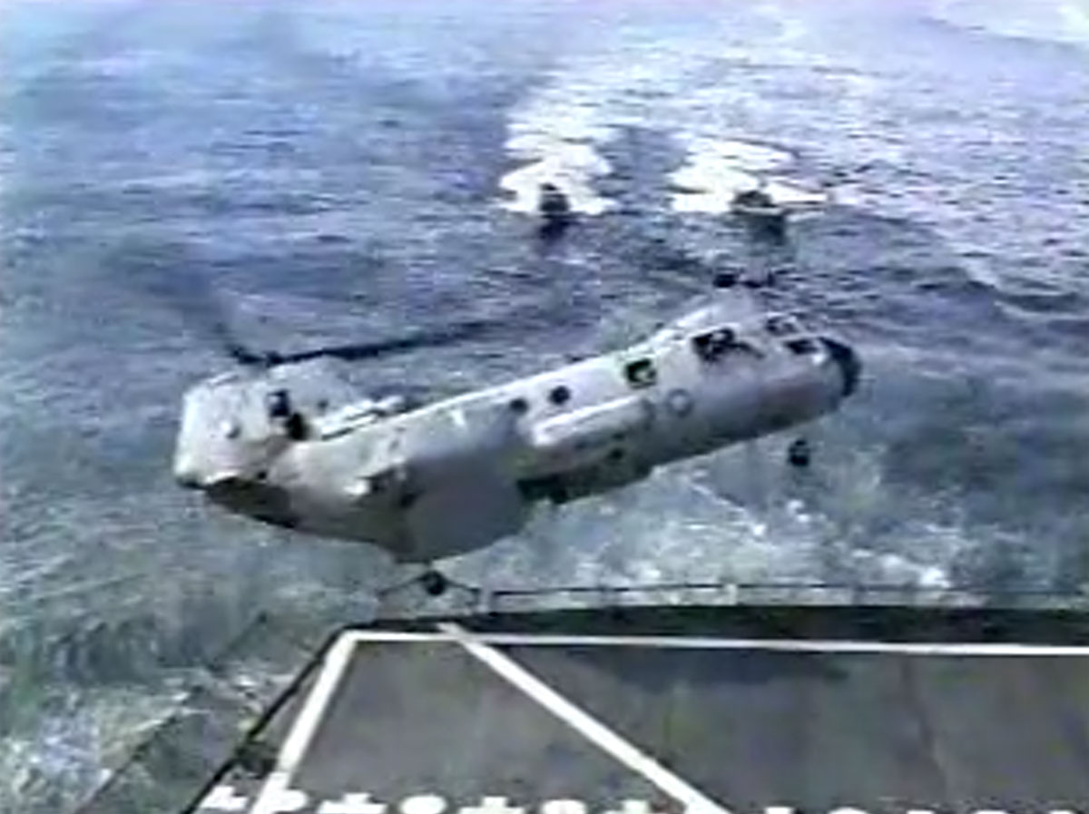 Effroyable atterrissage d'un l'hélicoptère CH-46 de la US Navy sur un navire américain