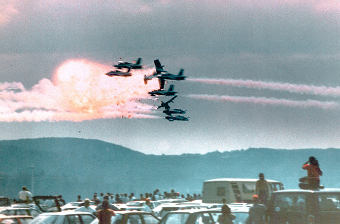 Catastrophe de Ramstein - Trois jets des Frecce Tricolori se percutent en plein vol et s'écrase dans la foule