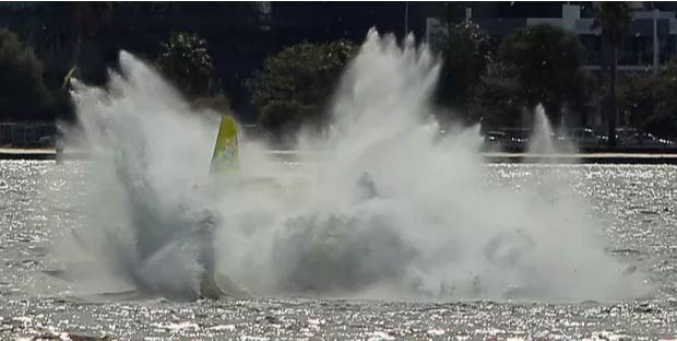 Crash Red Bull air race - Perth (Australie) – 15 avril 2010 - Le racer impacte l'eau à pleine vitesse