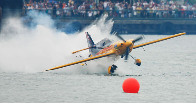 Redbull Air Race - Ontario (Canada) - Le racer évite de justesse la catastrophe