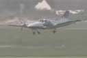 Good performance of the pilot who lands with a damaged landing gear